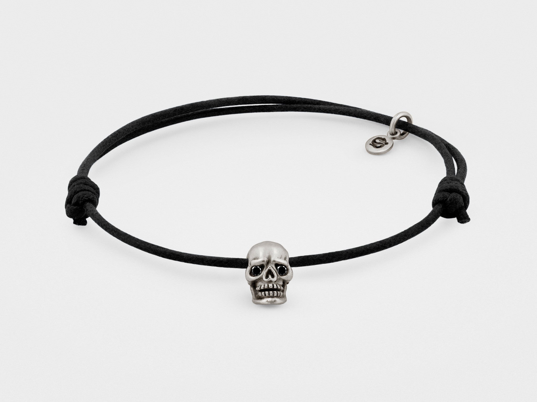 Totenkopf-Armband in Dunkelsilber mit schwarzen durchsichtigen Augen