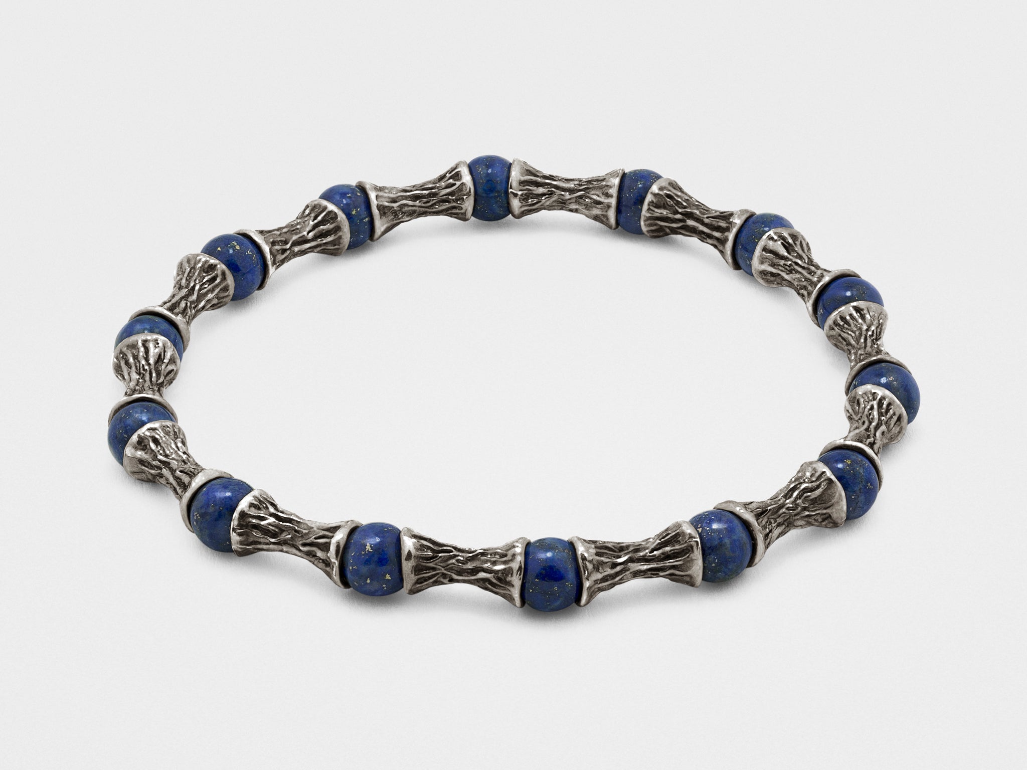 Armband aus tiefblauen Perlen und dunklem Silber