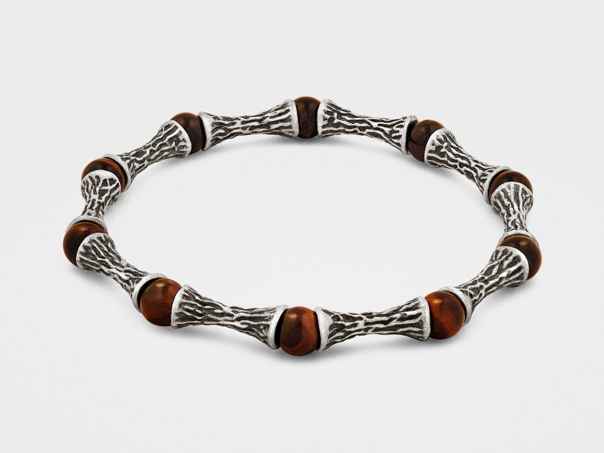 Armband mit roten Perlen und dunkelsilbernem Muster