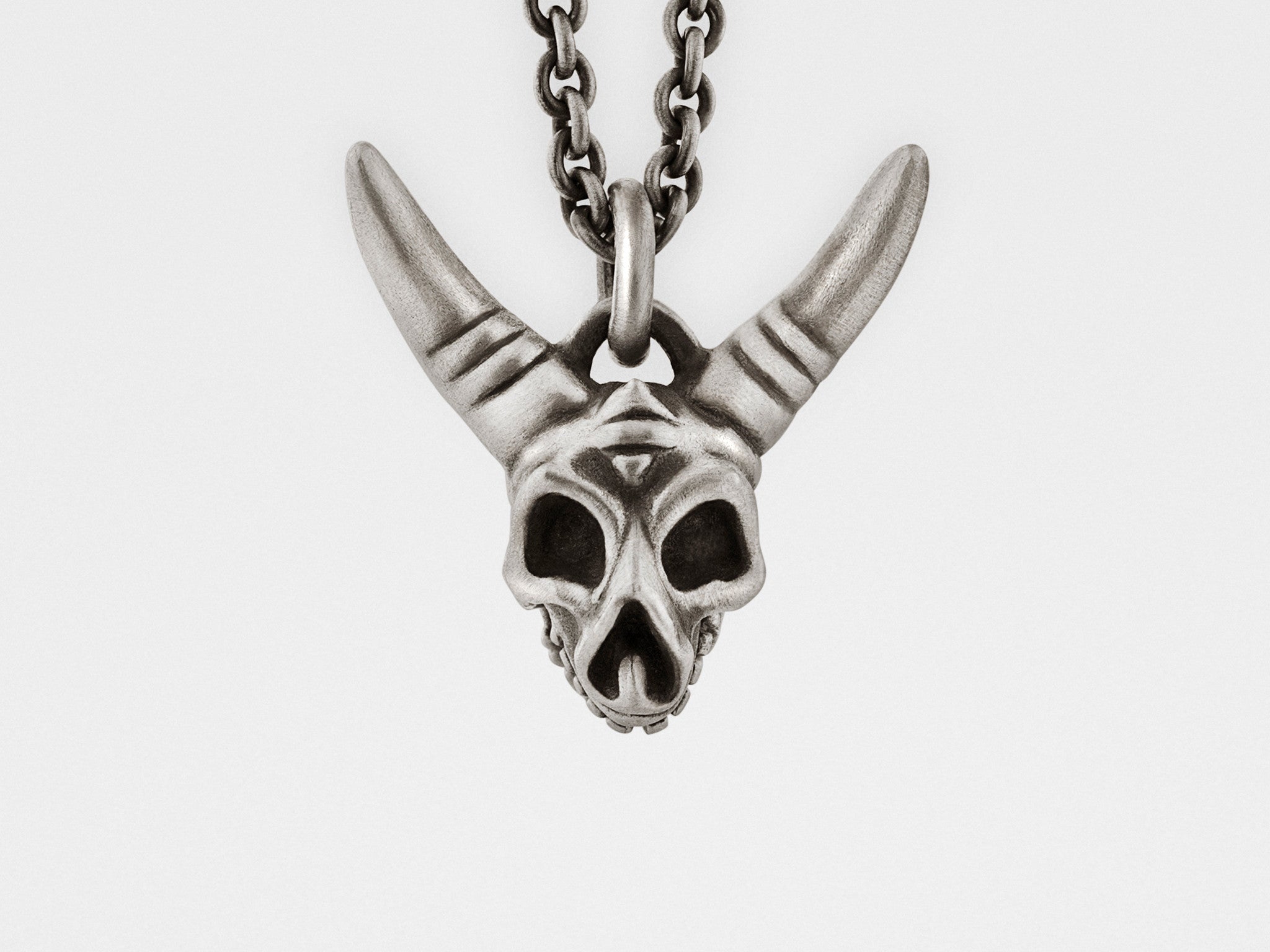 Totenkopf-Anhänger mit Gehörnten und beweglichem Kiefer aus Silber
