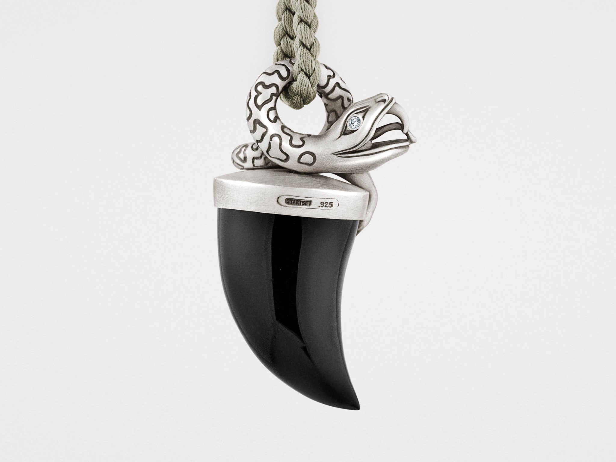 Schlangenanhänger-Halskette mit schwarzem Stoßzahn