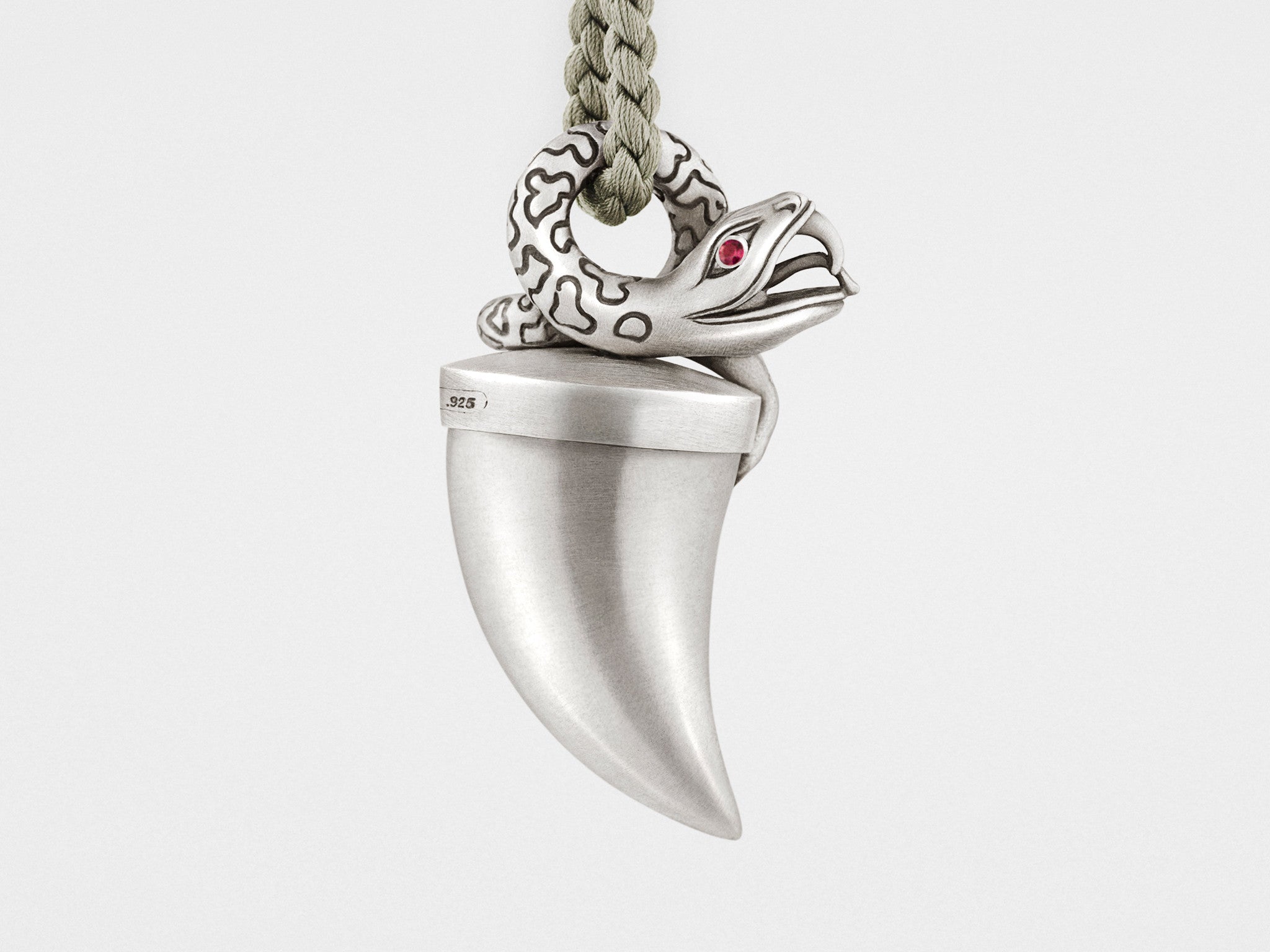 Schlangenanhänger-Halskette mit Stoßzahn-Medaillon und roten Augen