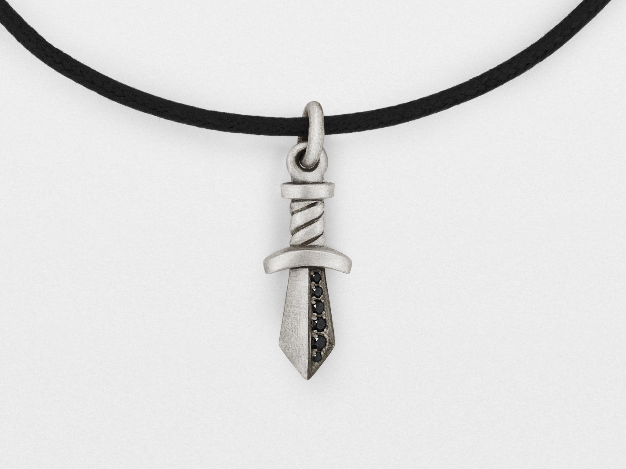 Gladiatorenschwert-Charm-Armband aus Silber mit schwarzem Kristall