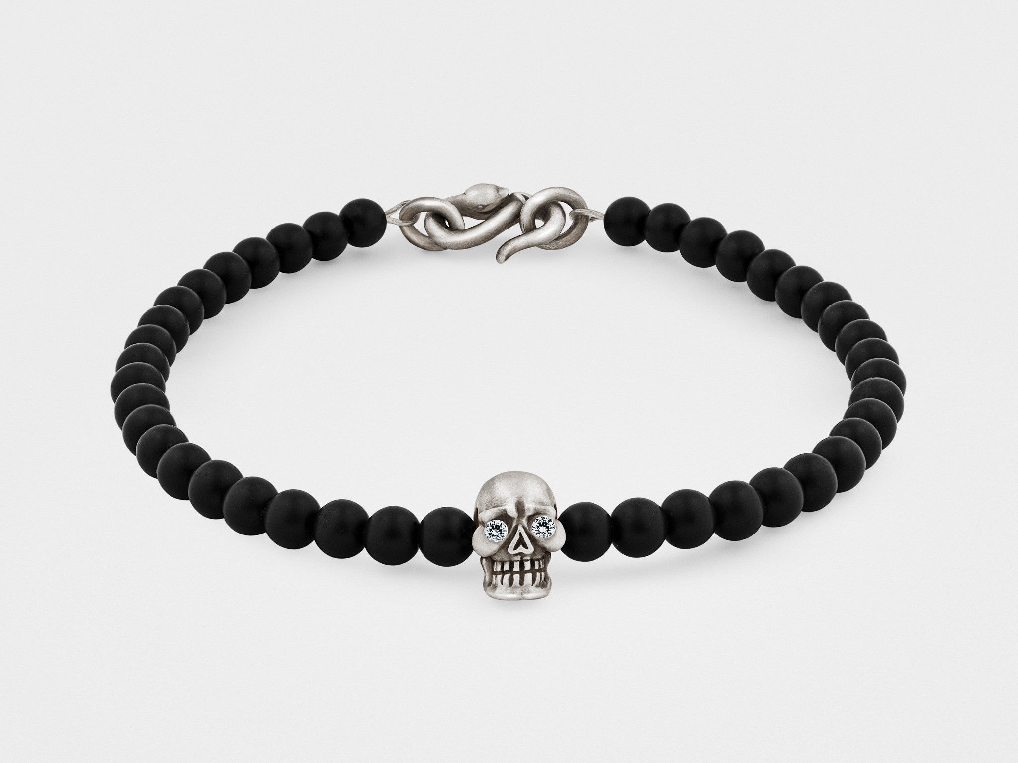 Totenkopf-Armband aus Silber mit klaren Augen, schwarzer Perle und Schlangenverschluss
